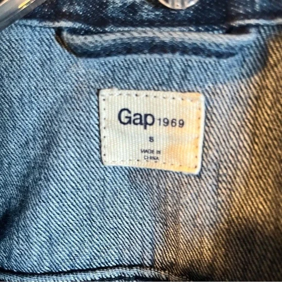 Gap 1969 women’s blue Jean jacket with black floral size small - Picture 8 of 8